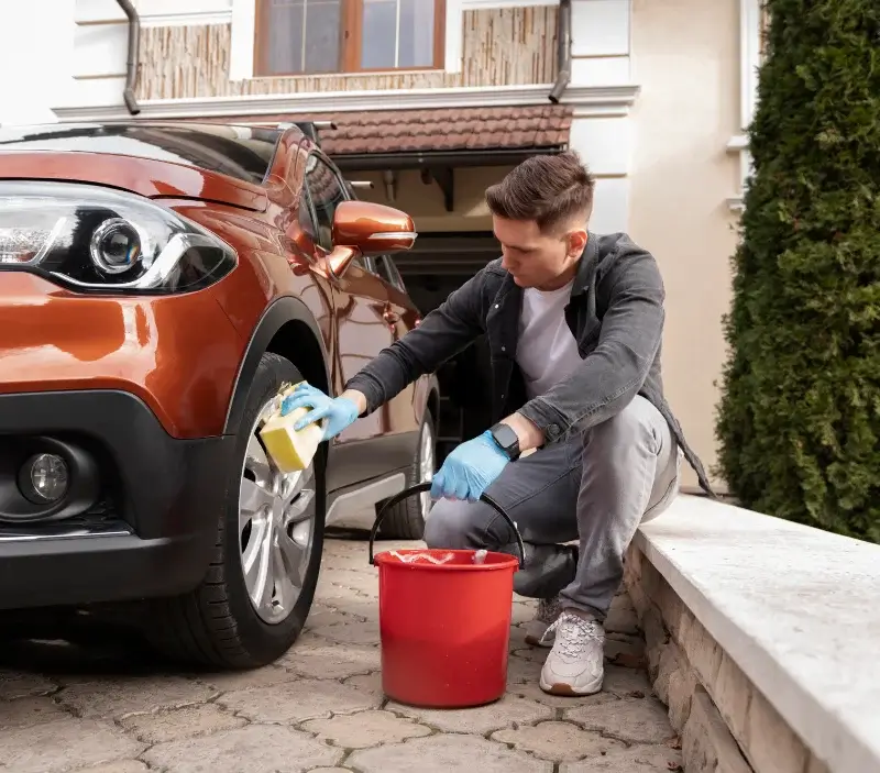 Lavage auto à domicile Les Ventes : professionnel intervenant sur un véhicule